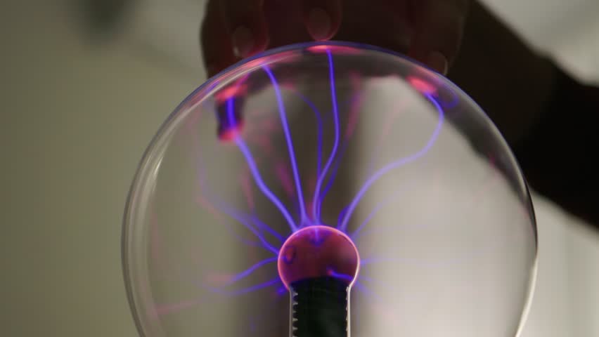 Lámpara de bola de plasma de energía, concepto de esfera para poder,  electricidad, ciencia y física.