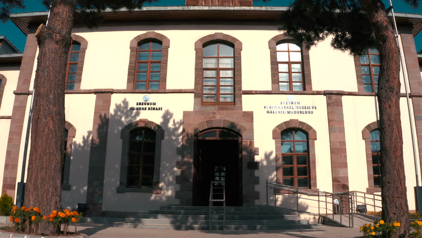 It is the entrance of the building where one of the important congresses in the founding of modern Turkey was held. It is located in the city of Erzurum.