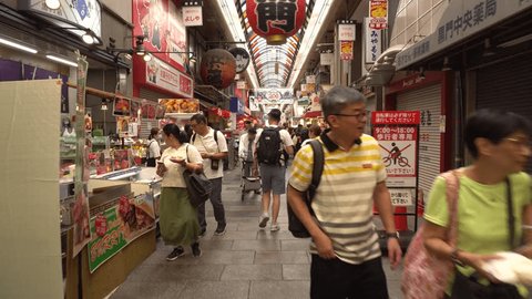 Tourists and Food Stalls at Kuromon Ichiba Market in Osaka, Japan - September 27, 2023 Video stock editoriale