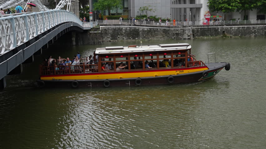 Boat in Singapore river cruise.
