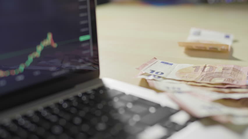 bitcoin, btc, euro, argent liquide, crypto monnaie, etf, argent, trading, actif numérique, finance, devise, banque, affaires, échange, gain, perte, graphique, graphique, pièce, richesse, billet, ordin