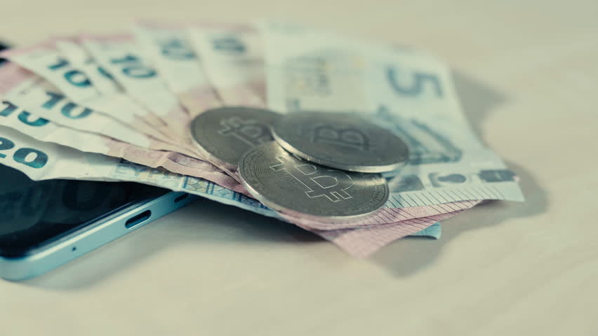 bitcoin, btc, euro, argent liquide, crypto monnaie, etf, argent, trading, actif numérique, finance, devise, banque, affaires, échange, gain, perte, graphique, graphique, pièce, richesse, billet, ordin