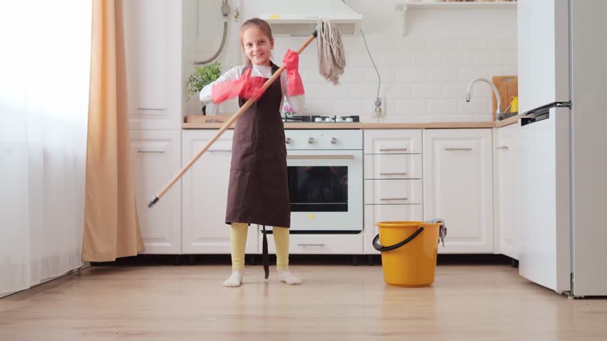 Chica Limpiadora Está Limpiando La Cocina Usando Un Cepillo Con Detergente  Y Un Trapo De Microfibra. Servicio Profesional De Limpieza Domestica Para  La Limpieza General Del Hogar. Ama De Casa Limpia La