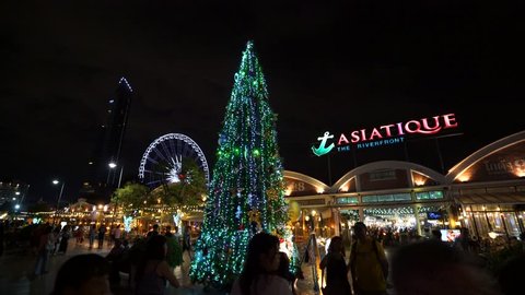23 Dec 17 : ASIATIQUE the river front is a new travel attraction for dinning and shopping with crowed people walking in Bangkok, Thailand