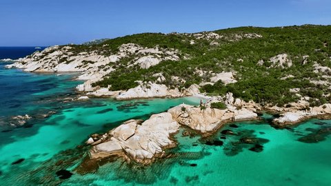 Aerial shot of a sunny beach on the Mediterranean Sea. Sardinia, Italy. : vidéo de stock