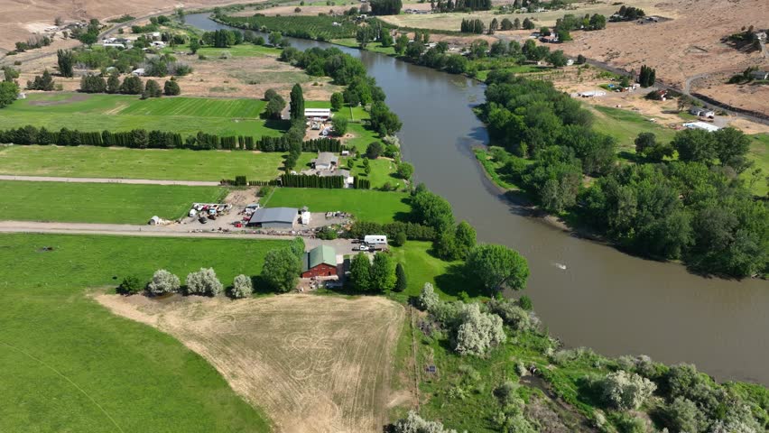 Drone shot of farms lining the Yakima River in Eastern Washington. Royalty-Free Stock Footage #3420154963
