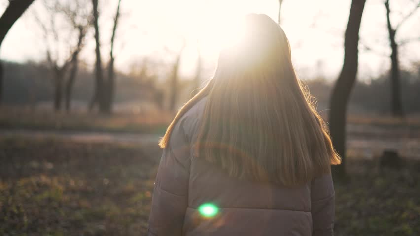 Portrait of girl. girl on walk in forest park in fresh air. healthy active lifestyle. walk at sunset in forest park in fresh air. girl against backdrop of sunset in forest park. happy family concept