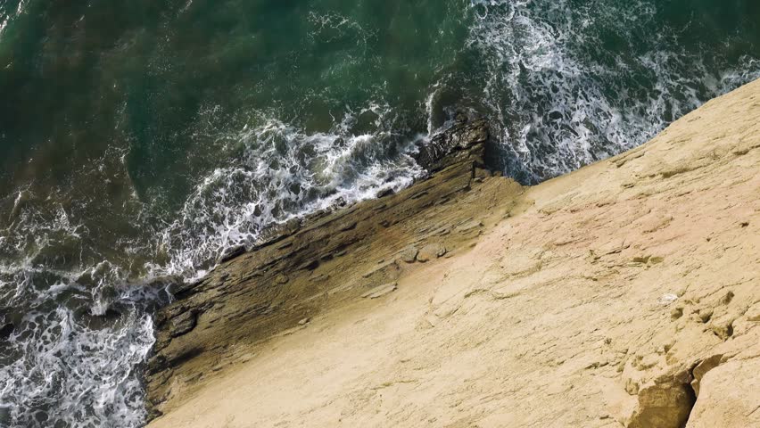 Felsenwand. Mountain coast (heugh), rocky terrain, beating of wave. Breathtaking view of the sea on the island of Hormuz, Strait of Ormuz Royalty-Free Stock Footage #3422444573