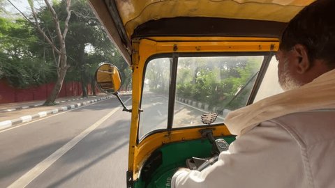 Driving an Auto Rikshaw on the streets: New Delhi, India - 09 28 2023: redactionele stockvideo