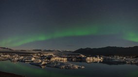 ICELAND – 2016 : Timelapse of amazing Northern Lights at Glacier Lagoon / Jökulsarlón with icebergs in view