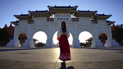 Asian woman in chinese dress traditional walking in Archway of Chiang Kai Shek Memorial Hall in Taipei, Taiwan. Translation: "Liberty Square". Arkivvideo