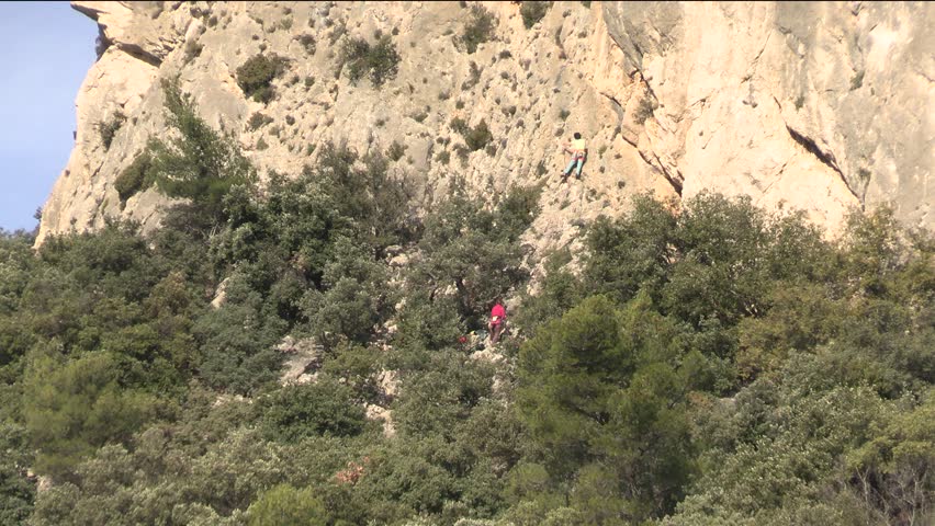 people climbing on a wall of Montmirail lace 