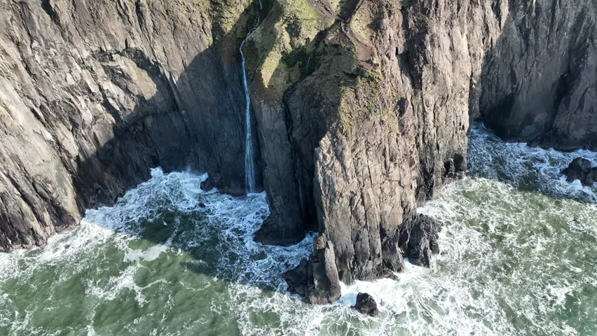 An exquisite waterfall flows off an impressive cliff near the Neahkahnie Viewpoint along the Oregon coast. This Pacific Northwest region, where forest meets the sea, is home to stunning coastlines.