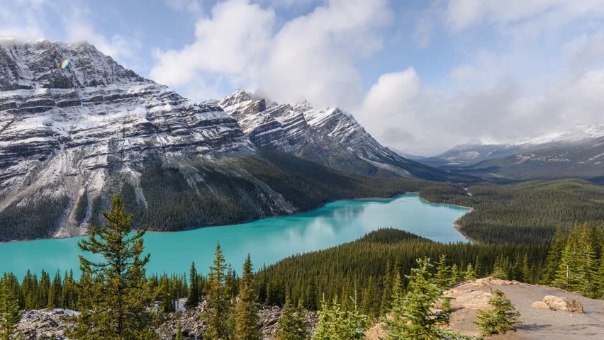 Time lapse scenery of Peyto Lake resemble of fox with canadian rockies on sunny day in Banff national park, Alberta, Canada