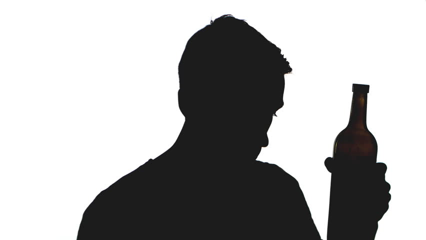 Силуэты пьющих людей. Силуэты пьющих людей. Силуэт пьющего человека. Силуэт человек пьет. Пьющий человек силуэт.