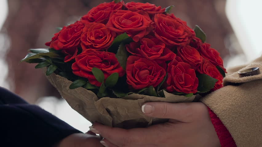 roses to girlfriend