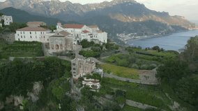 Video showing the Amalfi Coast from the point of view of Ravello. One of the jewels of the Mediterranean bathed by beautiful waters and an incomparable environment.