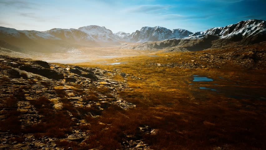 small lakes in Canada near mountains
