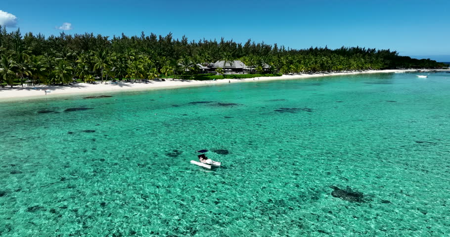 Vue aérienne de la plage tropicale du Morne à l'Ile Maurice. Océan indien. Bateaux, cocotiers