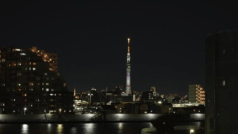 A time-lapse shot of the crescent moon setting over Tokyo Skytree. 庫存影片