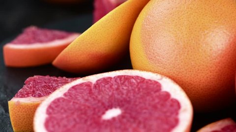 Portion of sliced Grapefruit rotating on a plate (seamless loopable; 4K) – Video có sẵn