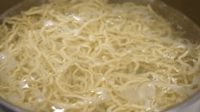 A video of boiling instant noodles in boiling water.