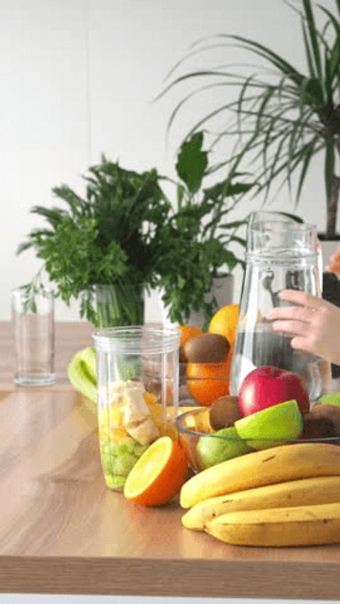 smoothie making process. Shaker with fruits for making fruit smoothies. Healthy eating concept. Healthy lifestyle in a child's life. Veganism, raw food and detox diet Video Stok