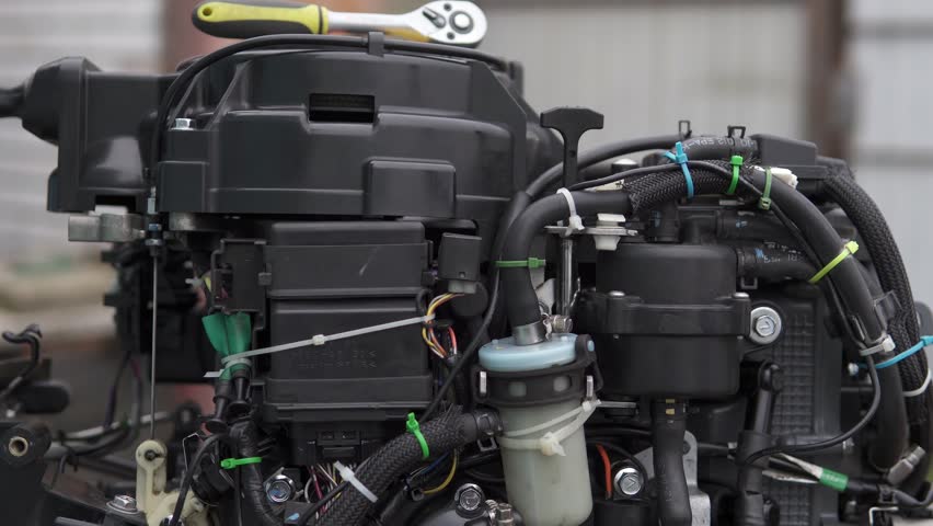 The master performs comprehensive diagnostics and repairs of injection outboard motors.