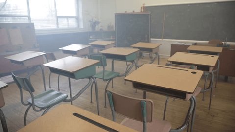 Empty classroom steady shot walking through desks – Video có sẵn