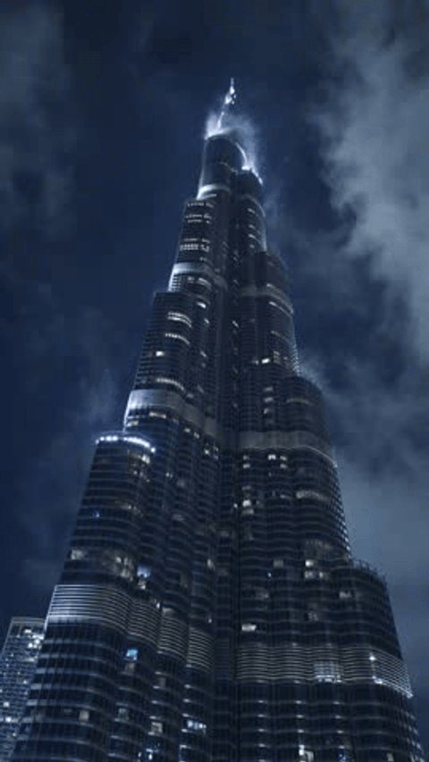 Timelapse video of Burj Khalifa during a cloudy evening. Dubai - UAE: 17 November 2018 Redaksjonell arkivvideo