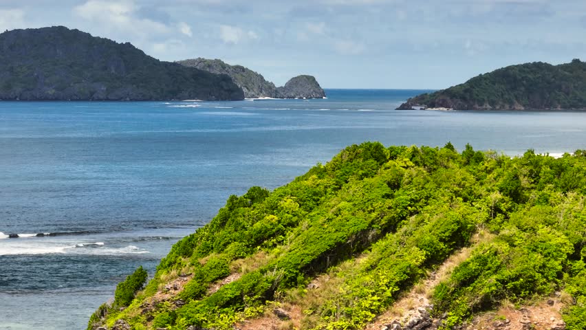 Islands surrounded by blue sea and waves. El Nido, Palawan. Philippines.