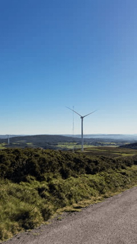 Halted Wind Turbine Against Clear Blue Sky - Renewable Energy Standstill Arkivvideo
