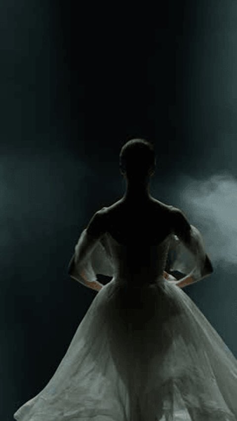 Ballet, vertical video, graceful ballerina in a white tutu dance and perform choreographic elements on a black background, dramatic dance. – Video có sẵn
