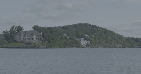Large home on the lake ஸ்டாக் வீடியோ