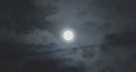 Moon in cloudy sky at nightの動画素材