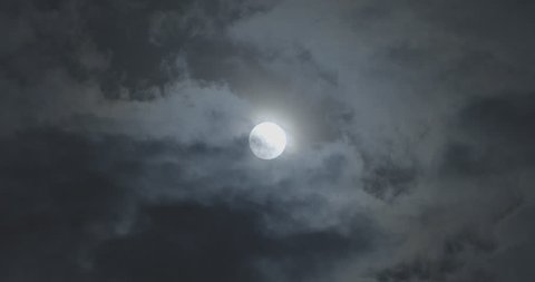 Moon in cloudy sky at nightの動画素材