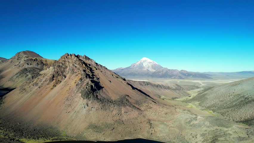 vista aerea del volcan Sajama Bolivia en la cordillera de los andes, en Sudamerica