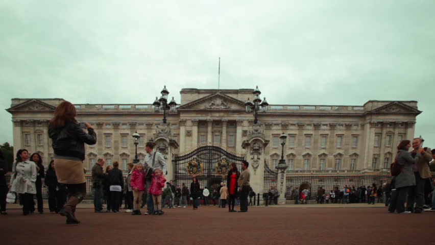 LONDON - OCTOBER 8, 2011: Unidentified family takes pictures in front of