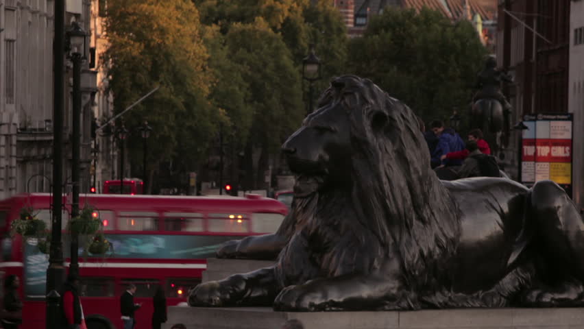Panning of Nelson's lion and Big Ben