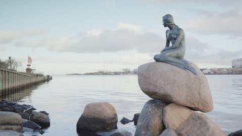 Copenhagen , Denmark - 02 07 2024: Static view of The Little Mermaid sculpture next to Langelinie pier Adlı Haber Amaçlı Stok Video