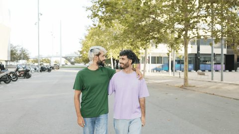 Young gay couple walking and talking around the city in daylight Video stock