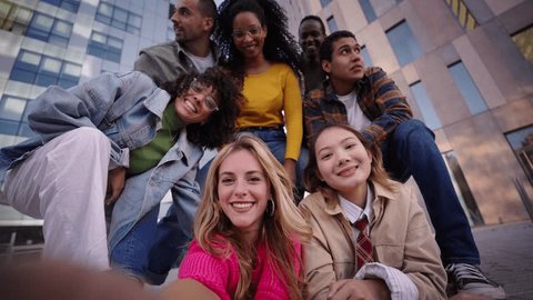 A group of happy people is sharing a fun moment. Young friends take a selfie picture during a leisure event. The team is traveling together. Smiling community portrait looking at camera Stockvideo