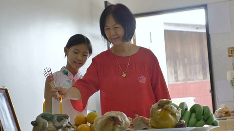 4K : Happy Asian Family praying for a prosperous in Chinese New Year Celebrations