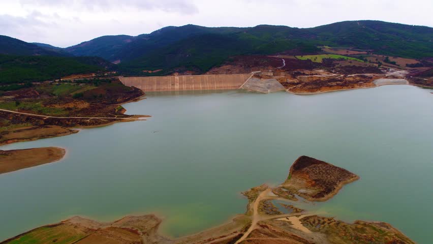 Hidroelektrik santralindeki su deşarjının havadan eğimli yan görünümü sulama barajı kapakları üstten görüntüsü