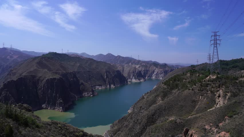 The wonder of Liujia Gorge in Gansu Province is at the confluence of the Yellow River and the Tao River. The rivers are clear and turbid, and do not blend with each other, forming a dividing line with