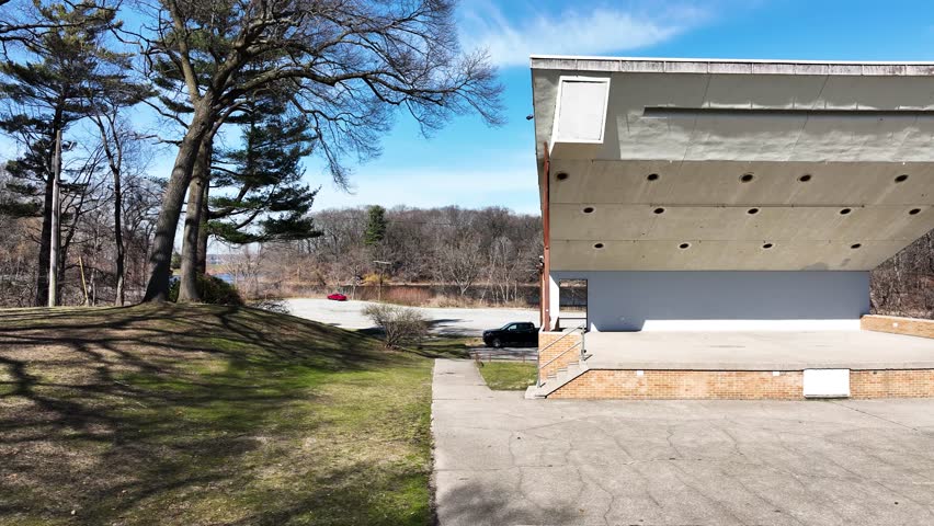 Angled view in motion of the park structure.