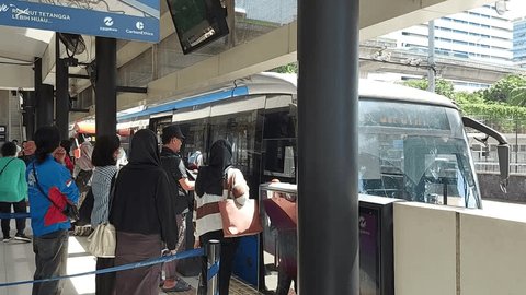 Jakarta, Indonesia – March 30, 2023: The Atmosphere of the queue of people at Transjakarta busway stop. Transjakarta is a public transportation that is quite a favorite in the capital city Redaksjonell arkivvideo