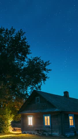 Real Colorful Night Stars. Timelapse Dramatic Twilight Sky With Amazing Stars. Natural Sky Background Over Rural Old House Countryside Landscape. Glowing Stars Effects. Time Lapse, Time-lapse.