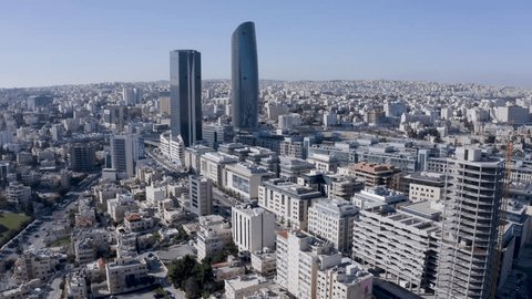AD- Amman Jordan, 1-5-2023  boulevard abdali drone shot showing skyline, hotels, Aerial wide shot: redactionele stockvideo