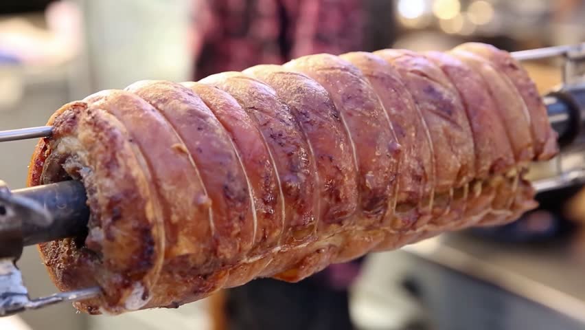 The Balinese roast pork process uses an automatic roasting machine, Street Food